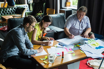 Chris Rickerby works with his team as part of a group exercise at the ISB Summer School 2016